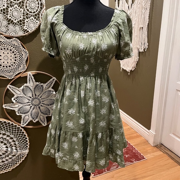 Heperus Green Floral Smocked Puff Sleeve Mini Dress – Size M - Picture 2 of 13